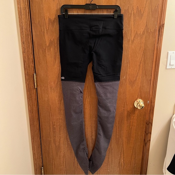 ALO Yoga Black and Gray Leggings - Picture 2 of 4